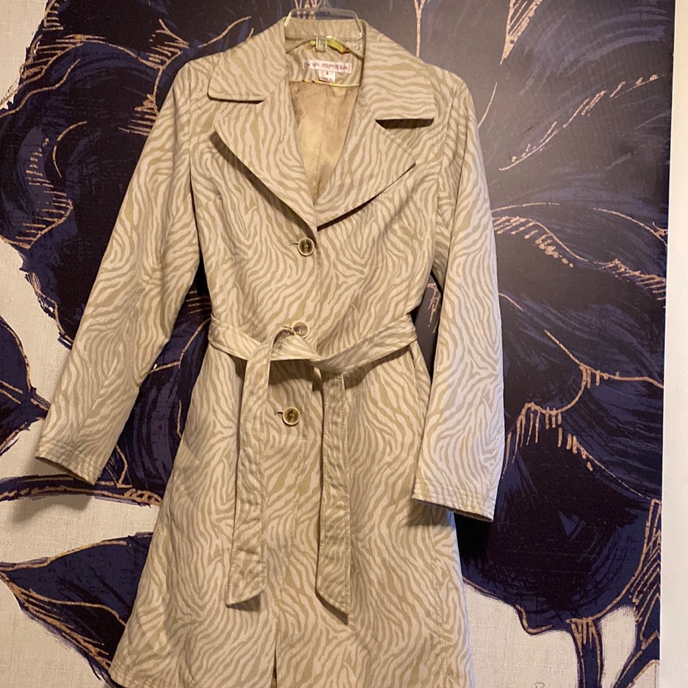 Washable light weight lined trench